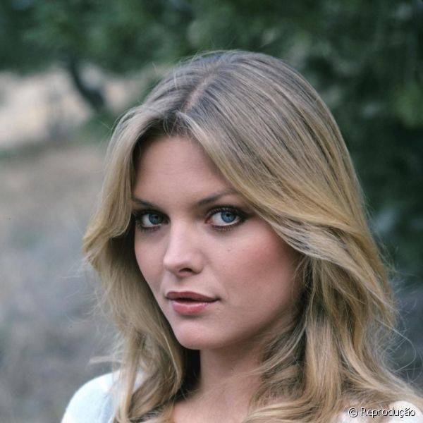A atriz Michelle Pfeiffer ascendeu à fama na década de 80, e nessa época, gostava de usar makes naturais que destacassem os olhos